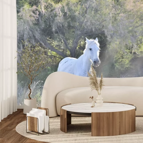 Fototapete Weißes pferd mit bäumen im hintergrund