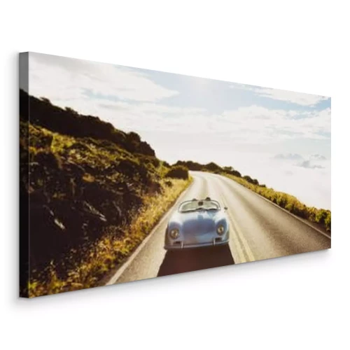 Bild Ein Auto fährt an der Küste entlang