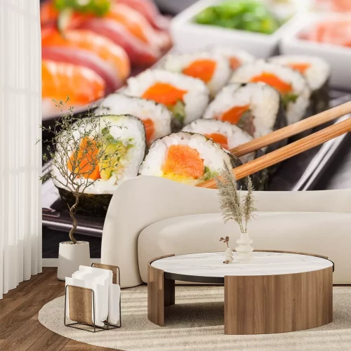 Sticker Sushi-Rollen auf einem schwarzen Teller