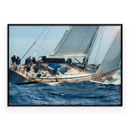 Poster Ein Segelboot mit Besatzung während einer Regatta