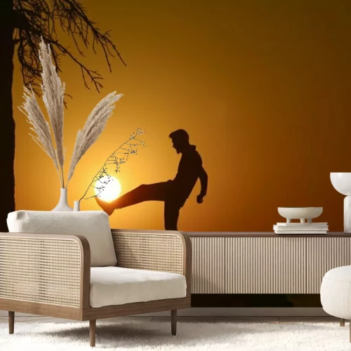 Fototapete Mann mit der Sonne als Ball