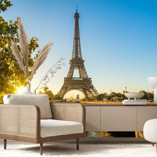 Fototapete Der Eiffelturm vor klarem Himmel bei Sonnenaufgang
