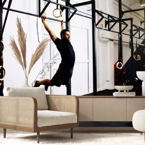 Sticker Mann in der Turnhalle Übung Kipping Pull-ups