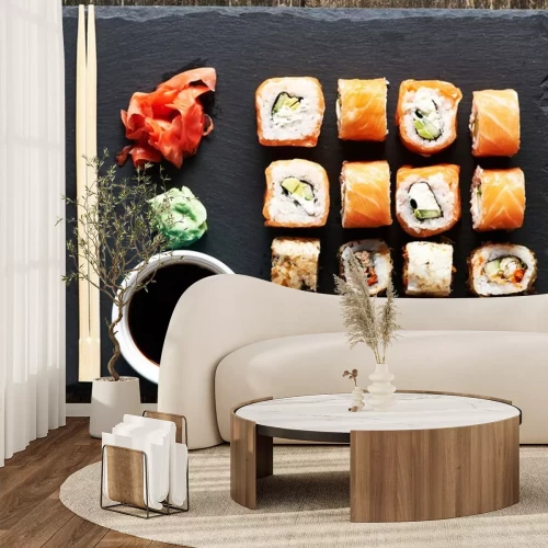 Sticker Sushi-Rollen auf einem Steintablett