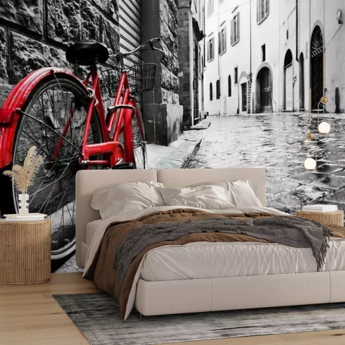 Sticker Ein rotes Vintage-Fahrrad vor dem Hintergrund einer schwarz-weißen Stadt