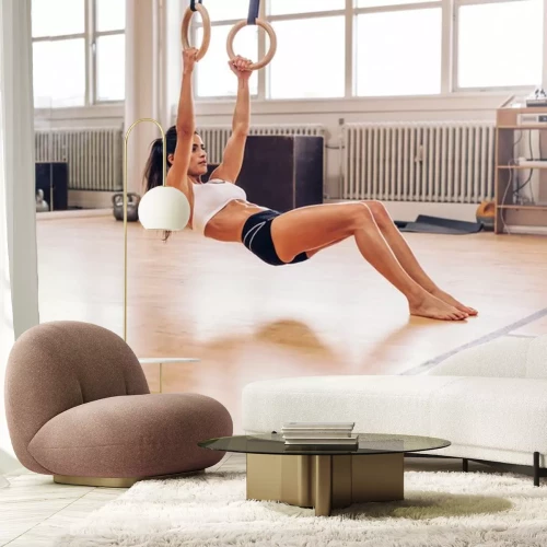 Sticker Muskuläre junge Frau macht Pull-ups auf Ringen