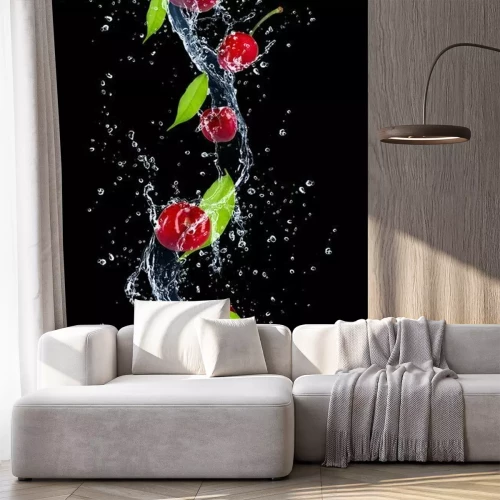 Sticker Fallende Kirschen mit Wassertropfen auf schwarzem Hintergrund