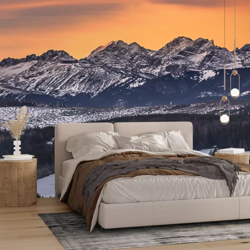 Fototapete Berge unter orangem Himmel
