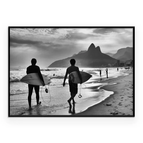 Poster Szenische Schwarzweiss-Ansicht von Rio de Janeiro, Brasilien mit brasilianischen Surfer entlang der Küste von Ipanema Beach zu Fuß