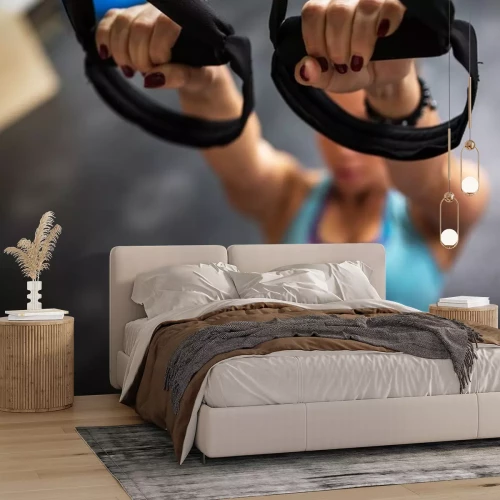 Sticker Junge Frau in der Turnhalle arbeiten auf ihre abs auf trx