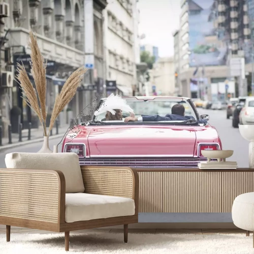 Sticker Ein frisch verheiratetes Ehepaar fährt ein umwandelbares Retro - Auto in