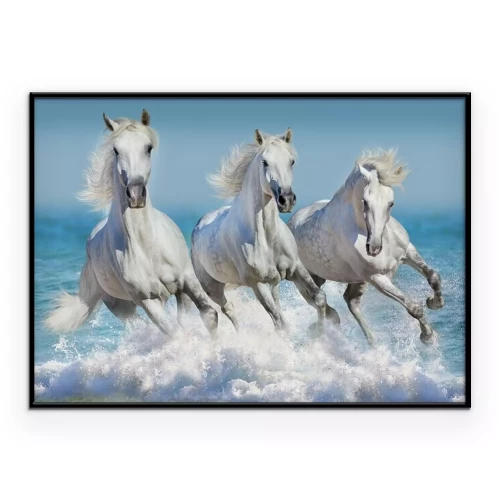 Poster Eine Herde weißer Pferde galoppiert im stürmischen Meer