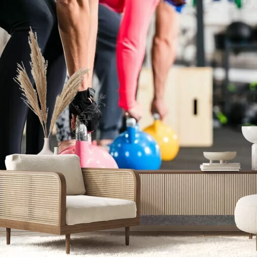 Sticker Training mit Kugelhanteln im Fitnessstudio