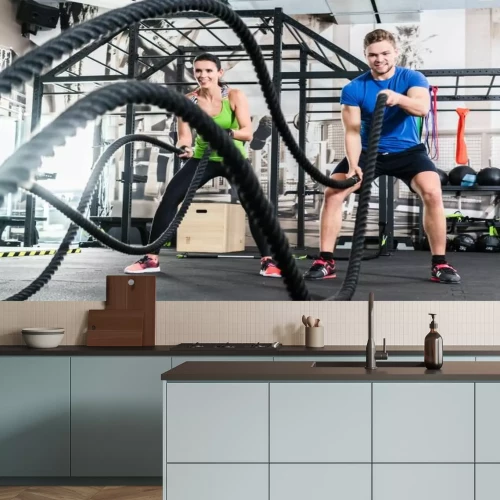 Sticker Eine Frau und ein Mann trainieren im Fitnessstudio mit einem Seil