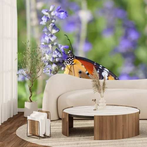 Sticker Schmetterling auf einer violetten Blume sitzend