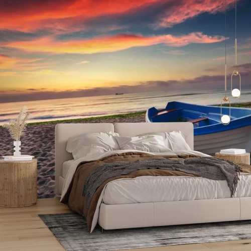 Fototapete Boot am Strand und Sonnenaufgang