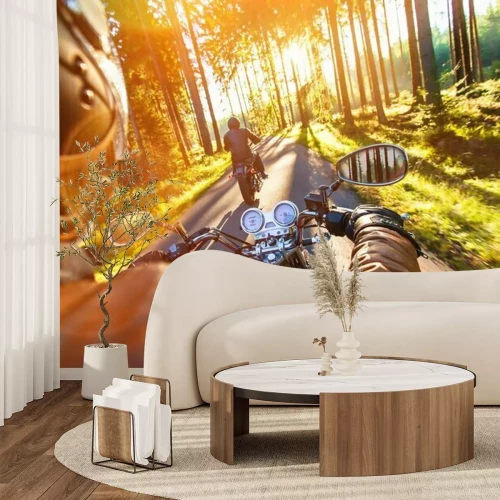 Fototapete Motorradfahrer fahren durch den Wald