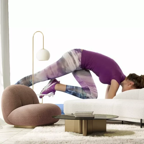 Sticker Schönes Mädchen, das Eignungübung auf weißem Hintergrund tut