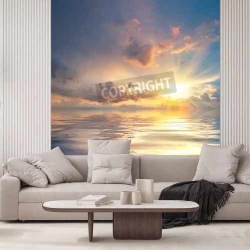 Fototapete Schöne Sonnenuntergang über Meer mit Reflexion im Wasser, majestätische Wolken am Himmel