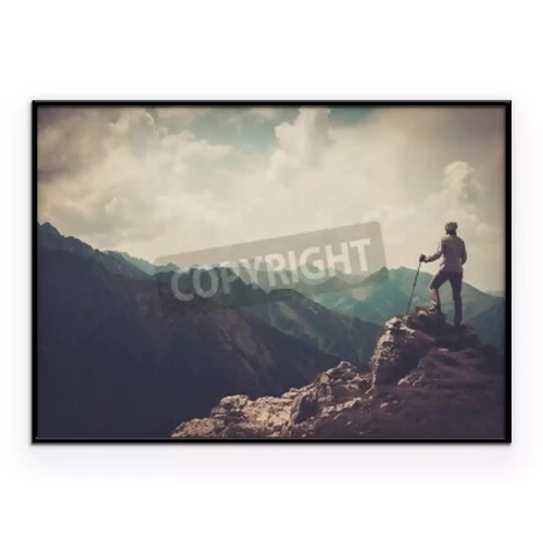 Poster Ein Tourist steht auf einem Berggipfel