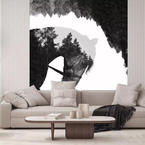 Fototapete Ein monochromes Pferd in einer Komposition mit Tannen