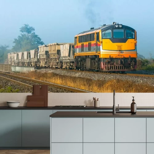 Fototapete Ein Güterzug an einem nebligen Tag