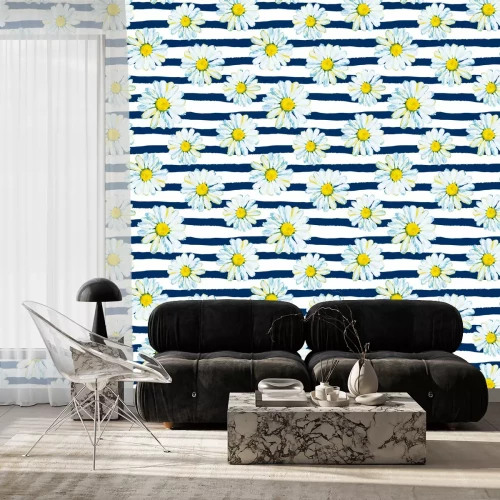 Tapete Gänseblümchen auf dem gestreiften nautischen Hintergrund. Aquarell nahtlose Muster mit wilden Sommerblumen.