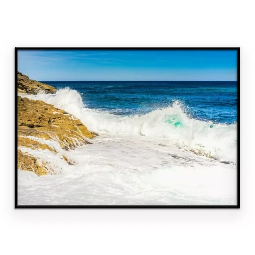 Poster Meereswellen brechen sich an der felsigen Küste