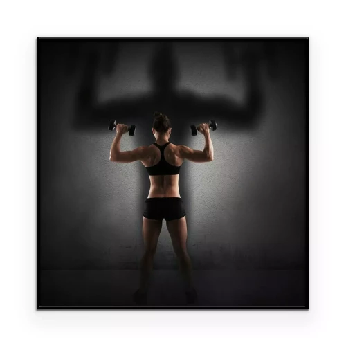 Poster Sportliche Frau mit Hanteln vor schwarzem Hintergrund