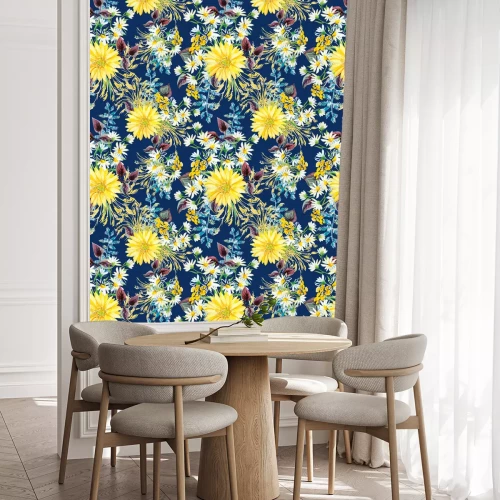 Tapete Gelbe und weiße Blüten mit violetten Blättern und floralen Elementen auf dem dunkelblauen Hintergrund. Aquarell nahtlose Muster mit Sommerblumen. Gerbera und Gänseblümchen.