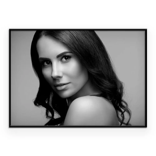 Poster Schwarzweißfoto eines Mädchens mit langen Haaren