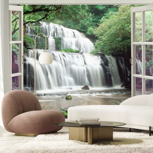 Fototapete Blick durch ein Fenster auf einen Wasserfall