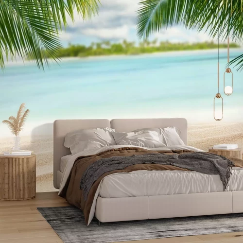 Fototapete Ein Sandstrand unter Palmen mit Blick auf die Insel