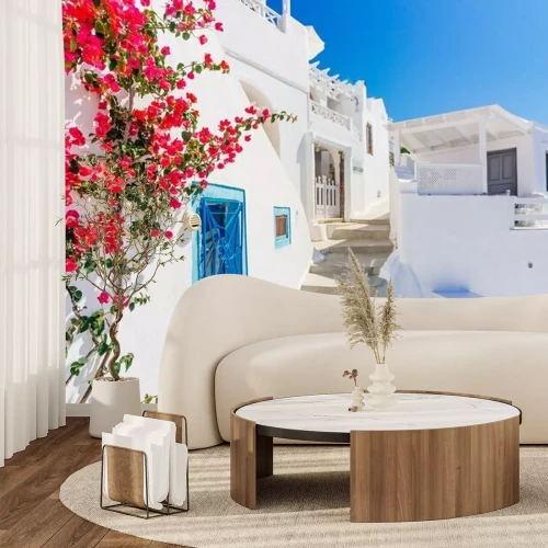 Fototapete Traditionelle kykladischen weiß getünchten Straße mit blühenden Bougainvillea im Sommer, Santorini, Griechenland