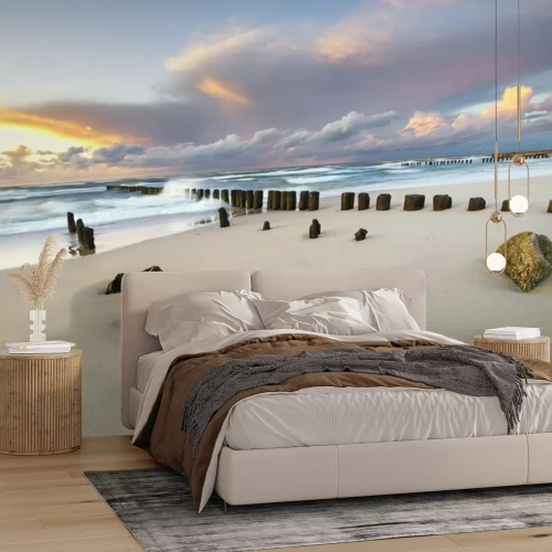 Fototapete Dynamische Landschaft des Meeres, die Wellen brechen auf dem Wellenbrecher, Sonnenuntergang am Meer Strand