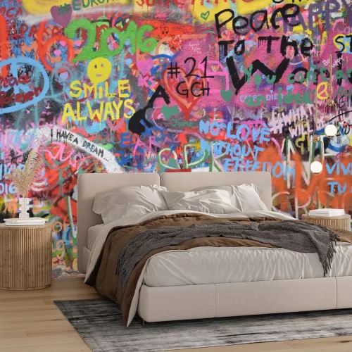 Fototapete Graffiti mit bunten Schriftzügen an der Wand