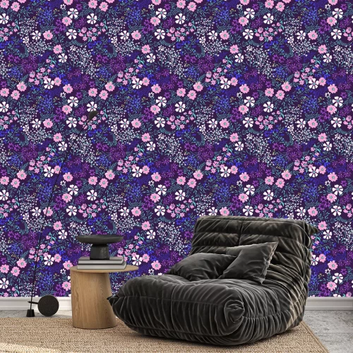 Tapete Kleine Wildblumen auf dunklem Hintergrund