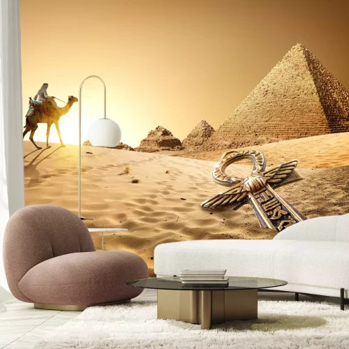 Fototapete Beduinen auf Kamel in der Nähe von Pyramiden und ankh in der Wüste