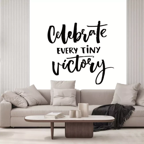 Sticker Feiern Sie jeden kleinen Sieg. Motivationales Zitat über Fortschritt und Träume. Inspirierend Sprichwort. Schwarz Vektor Kalligraphie isoliert auf weißem Hintergrund