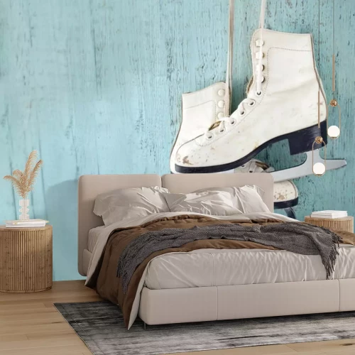 Sticker Damen Schlittschuhe hängen auf blauem Holzuntergrund