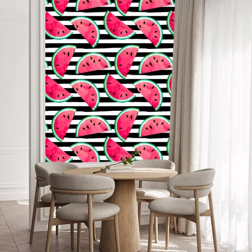 Tapete Wassermelonenhälften auf schwarzen Streifen