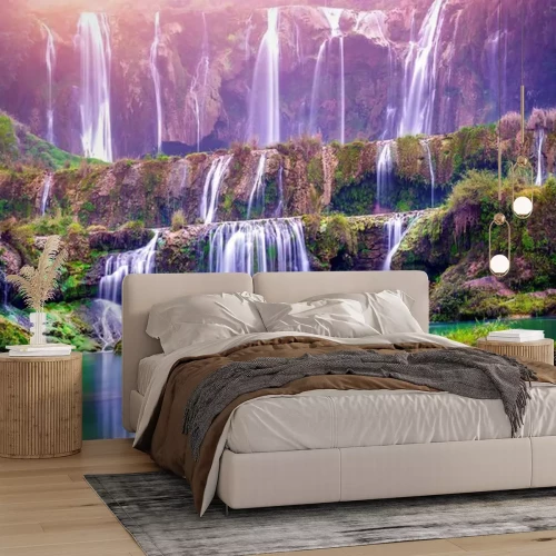 Fototapete Kaskadenförmiger Wasserfall in einem grünen Tal in China