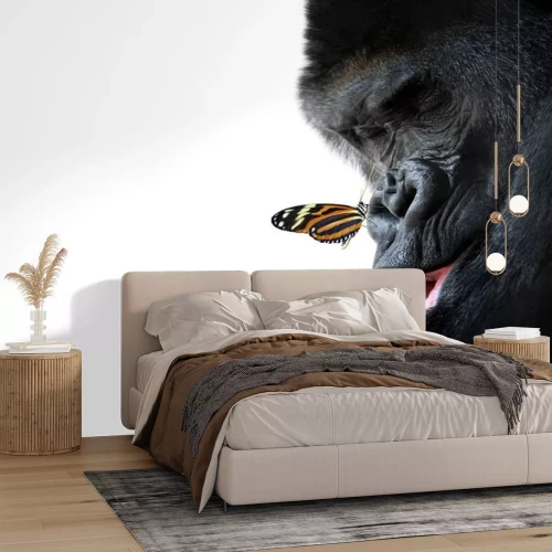 Sticker Tiere, ein riesiger Gorilla mit einem Schmetterling auf der Nase