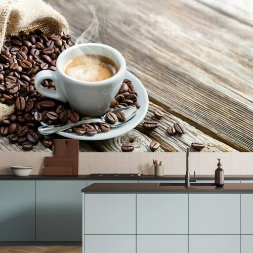 Fototapete Heißer Espresso und verstreute Kaffeebohnen auf einem Holztisch