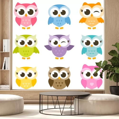 Sticker Set von niedlichen bunten Eulen isoliert auf weißem Hintergrund