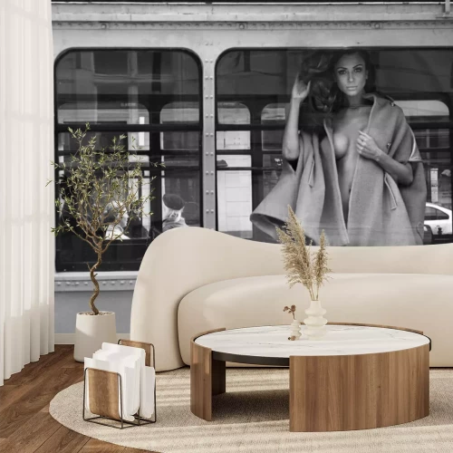 Fototapete Sinnliche Frau in der Straßenbahn