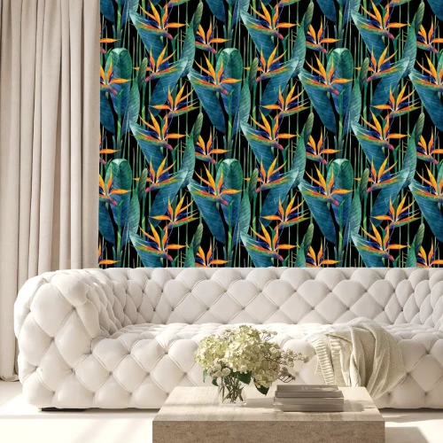 Tapete Aquarell Strelitzia mit Blumen auf schwarzem Hintergrund