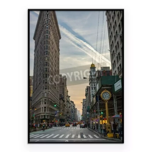 Poster NEW YORK CITY â € "CIRCA 2016: Das Flatiron-Gebäude steht zwischen Broadway und Fifth Avenue an einem belebten Samstag Abend in Manhattan, New York City. Das Flatiron-Gebäude ist ein 22-stöckiges Drei