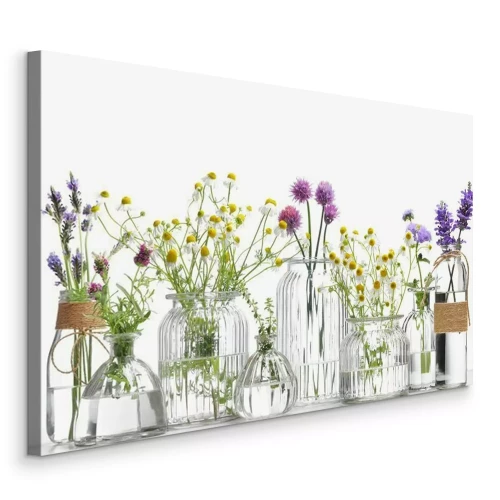 Bild Flasche ätherisches Öl mit Kräutern