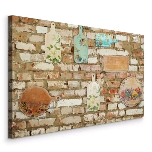 Bild Bemalte Bretter an einer Ziegelwand